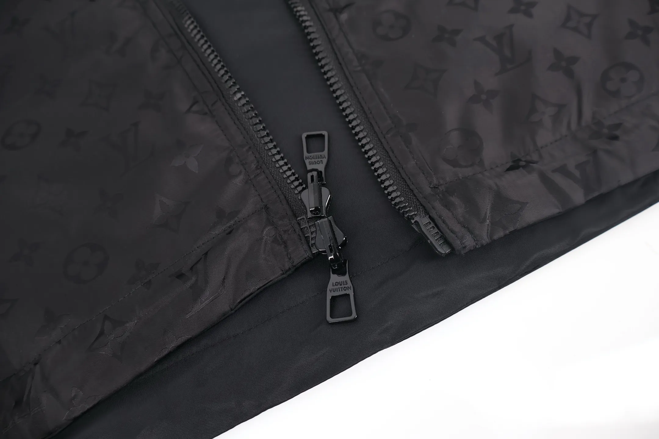 🅿️700 1v full-print double-sided windbreaker jacket (black). The original purchase was 22600. This fabric is custom-woven with 50D imported full-gloss nylon yarn jacquard machine with 0.2*0.2 plaid and original plate. 100 mercerized fabric is used inside, which is expensive. Jacquard alignment technology is used. There are 36 pieces of the whole garment. The sewing is very difficult. All hardware is fully molded and customized. All patterns in the garment are fully aligned. The inside uses very complicated back and forth stitching to completely match the original. Size:46-48-50-52